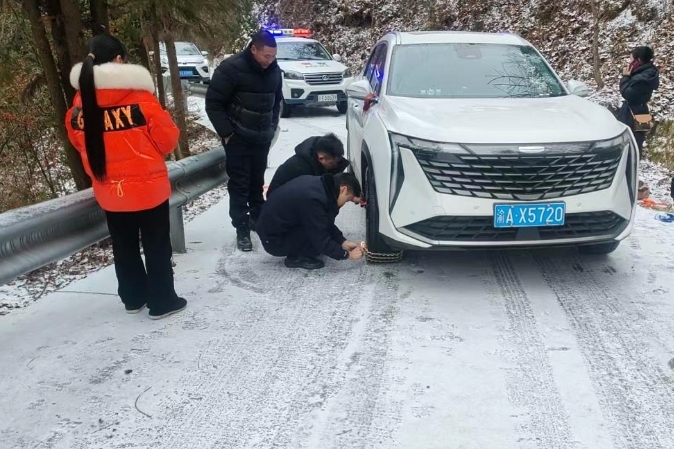 重庆城口北屏镇：风雪中逆行 云端上守望