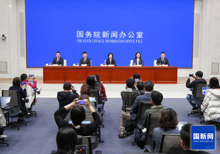 国家医保局回应长护险四大民生关注问题，点赞重庆“政策找人”做法