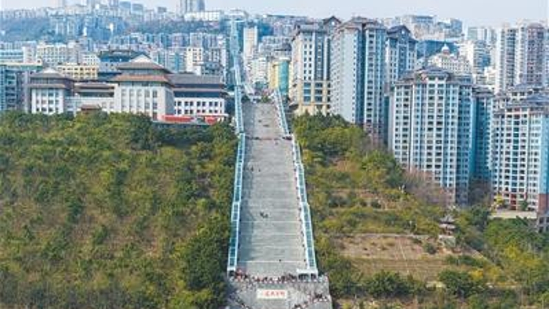 人民日报看重庆｜巫山县为百姓解决出行难题——约八十层楼高，山城大扶梯更便民