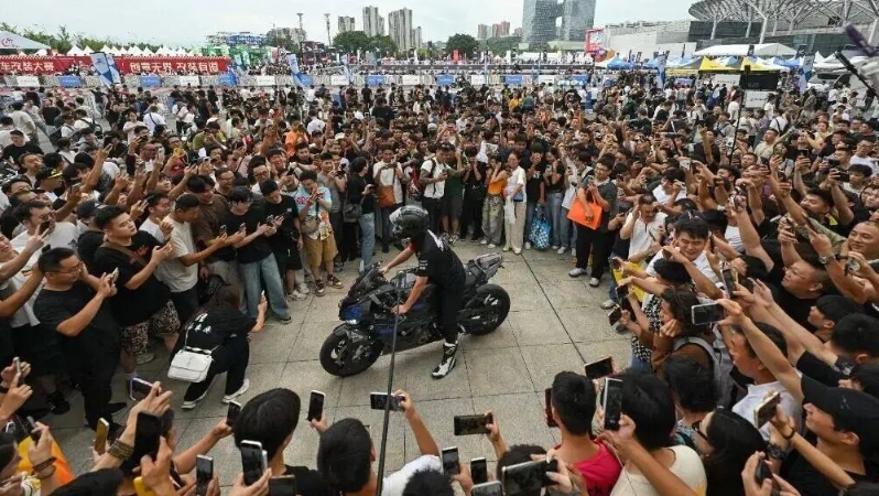 张雪机车夺冠背后，是摩都重庆的创新与激情