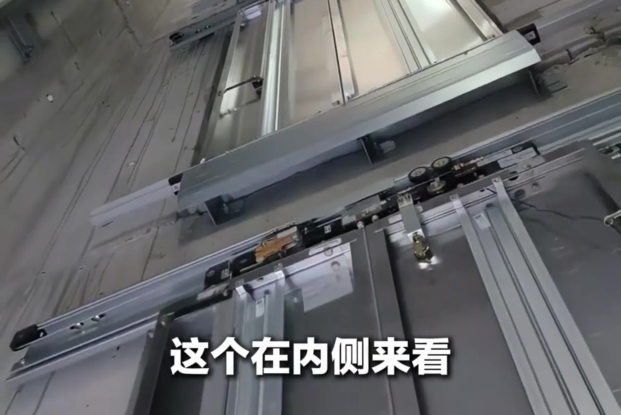 快分享给家人！千万别再倚靠电梯门