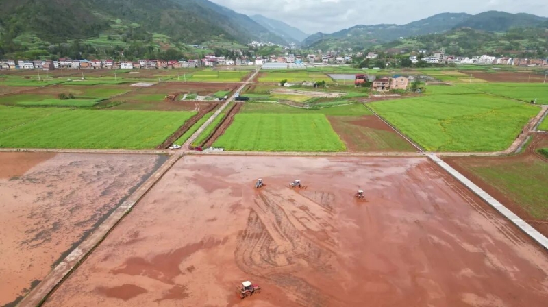 重庆巫山：“铁牛”忙春耕 农业提质效
