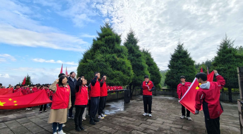 重庆石柱：行走的思政课 558名师生徒步祭英烈
