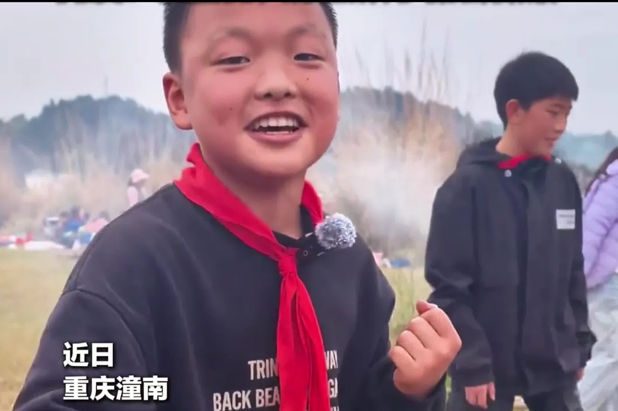 重庆潼南一小学组织春游，“厨神”小孩哥一通“搞里头”，菜就出锅了。网友：川渝男人果然从小就会做饭