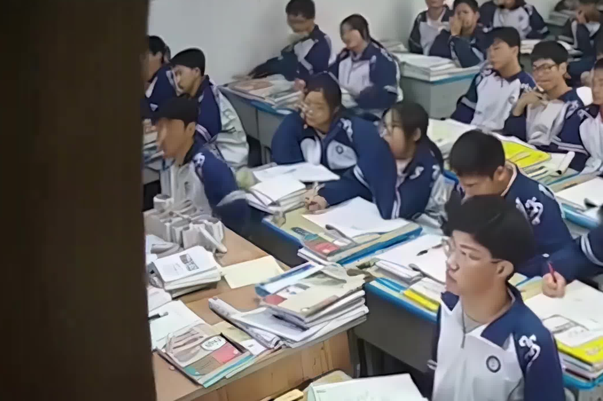 高中教室黑板突然脱落，眼看就要砸到老师，第一排两男生眼疾手快，第一时间上前扶住黑板
