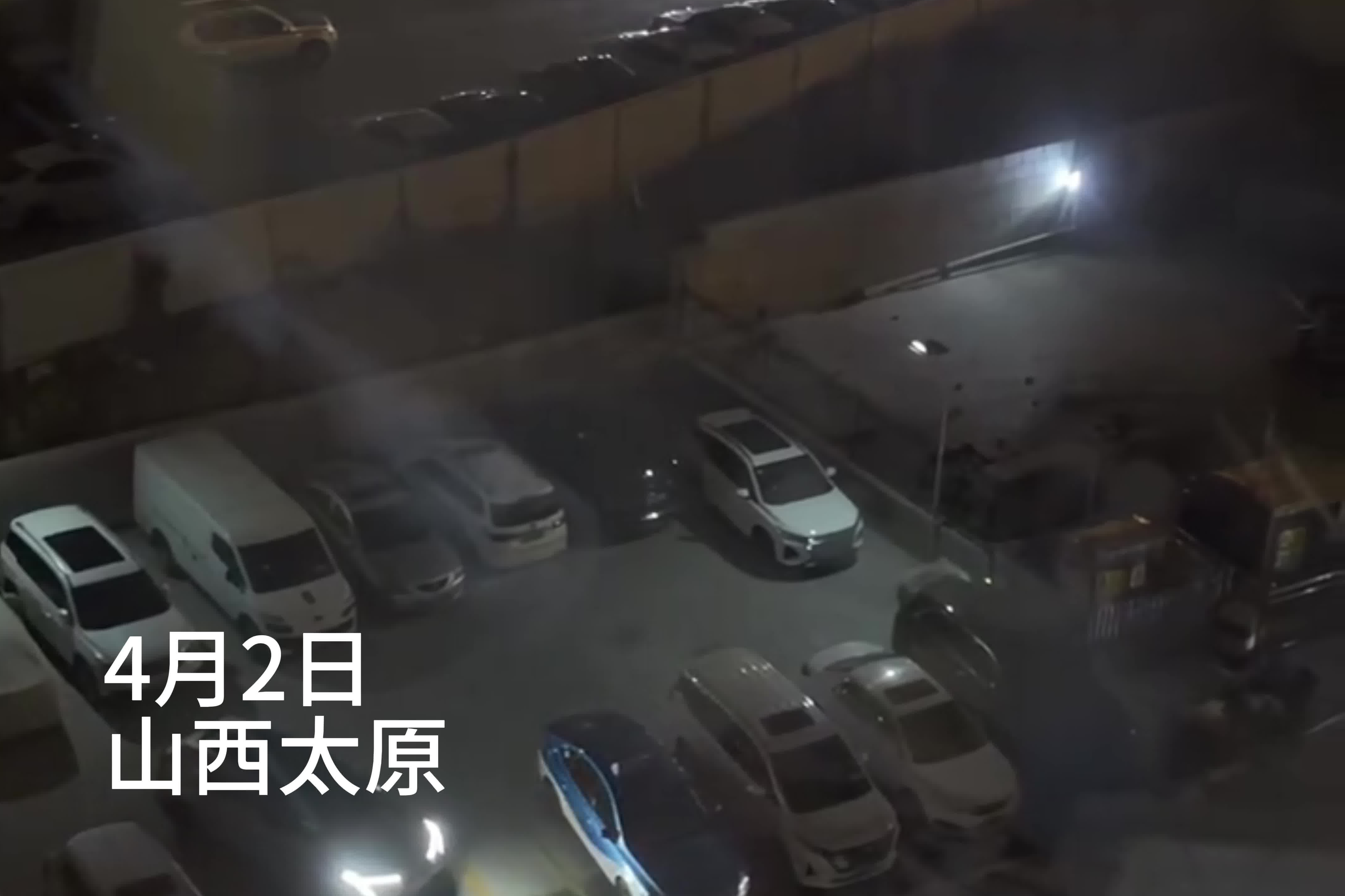 凌晨一点，救护车卡在小区门口，一名“00”后业主果断下楼启动车辆。看到最后为他的细心点赞！