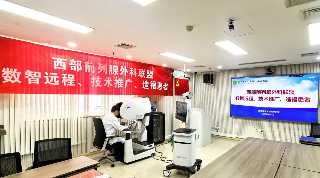 重庆军医借5G机器人远程为江西病人完成精准手术