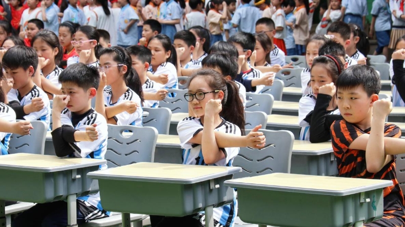 重庆沙坪坝：课桌操燃动校园