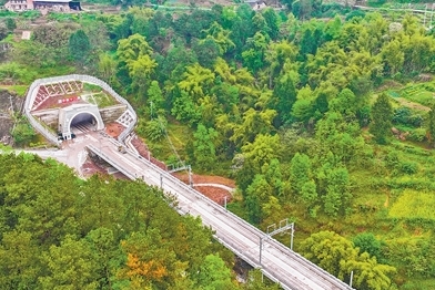 人民日报看重庆｜新渝万高铁正线56座隧道全部贯通