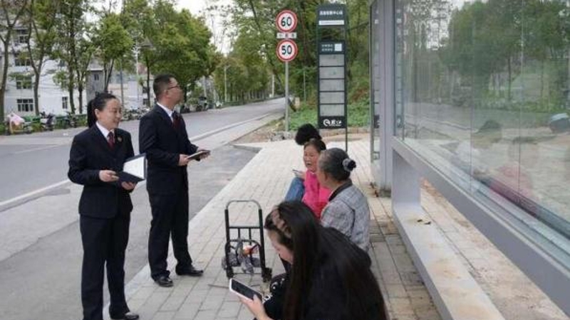 重庆黔江：代表建议反映站台“痛点” 公益诉讼解决等车急难