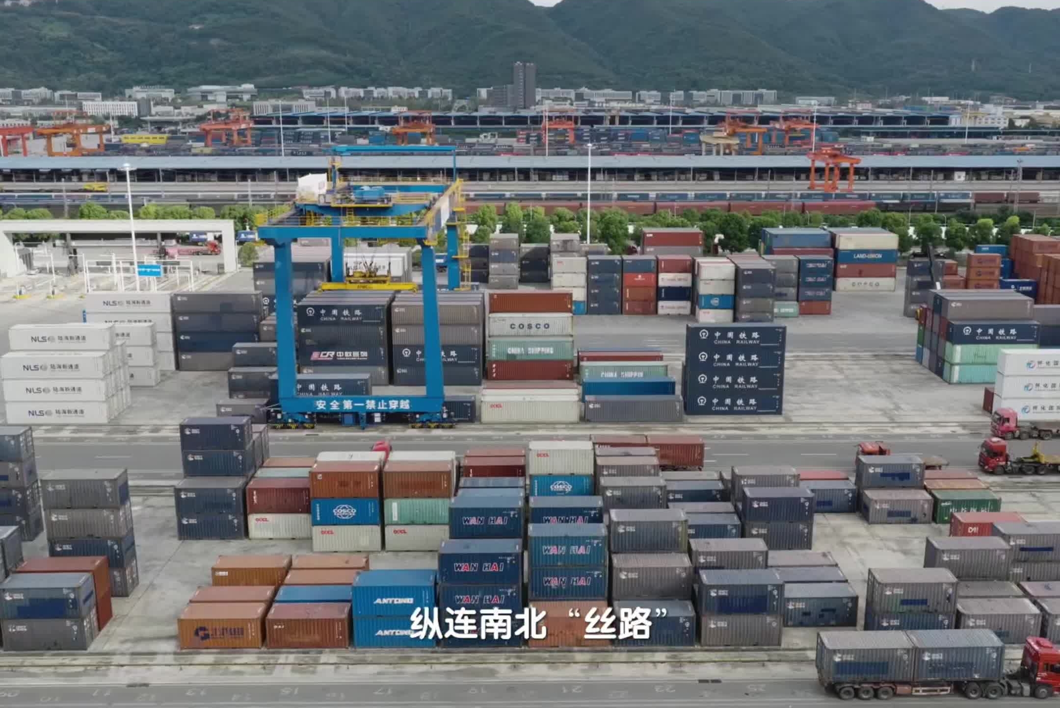 一座果园港，四向国际通道在此无缝贯通，货物快速直达全球百余国家三百余港。这是重庆服务“一带一路”与长江经济带交汇点的战略枢纽。#纪录片《大江奔流——长江经济带高质量发展十年》引发热议 由中央广播电视总台、重庆市委宣传部联合出品的六集纪录片《大江奔流——长江经济带高质量发展十年》播出后，引发各界关注，产生积极反响。