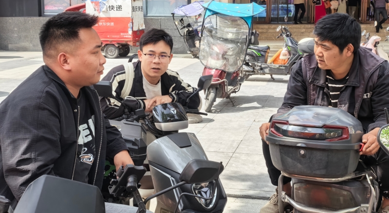 党员干部化身“外卖小哥”，全力守护百姓“舌尖上的安全”