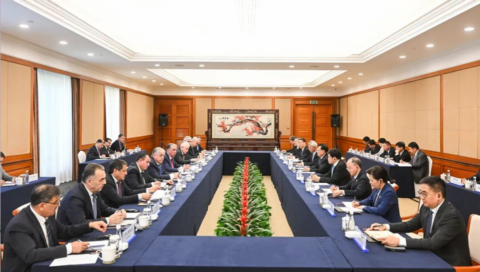 袁家军会见塔吉克斯坦总统拉赫蒙