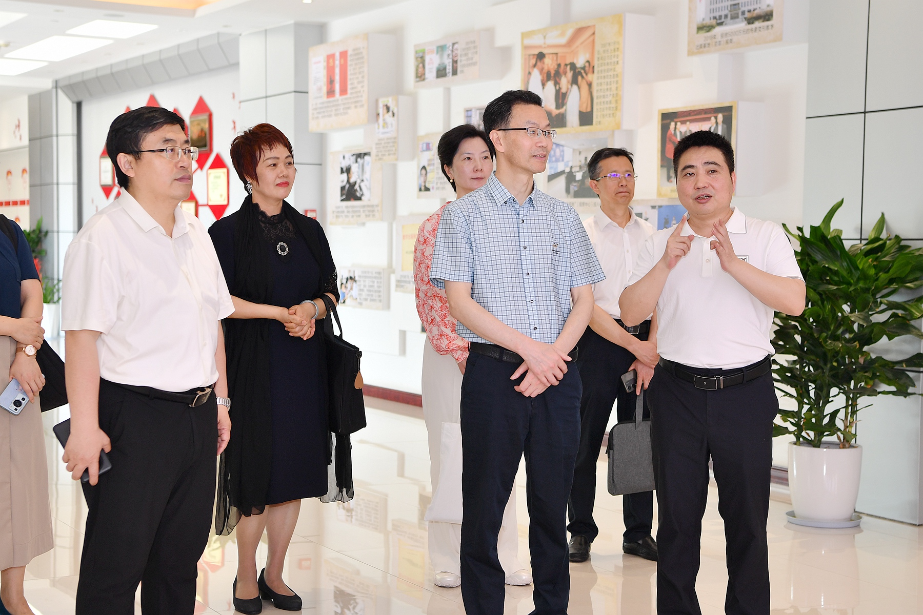 重庆第二师范学院党委理论学习中心组一行到当代党员杂志社调研