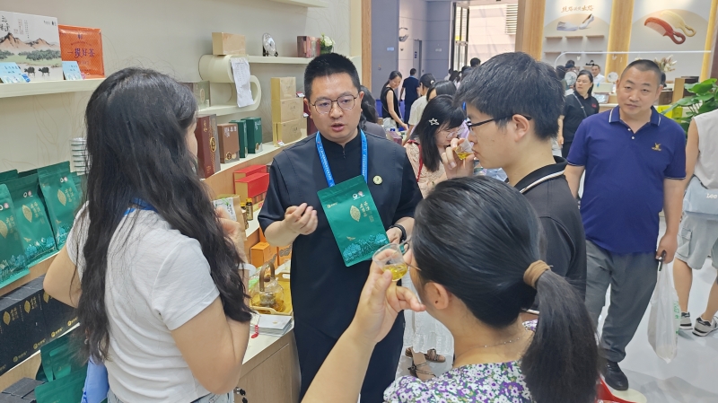 巫溪老鹰茶“圈粉”西洽会