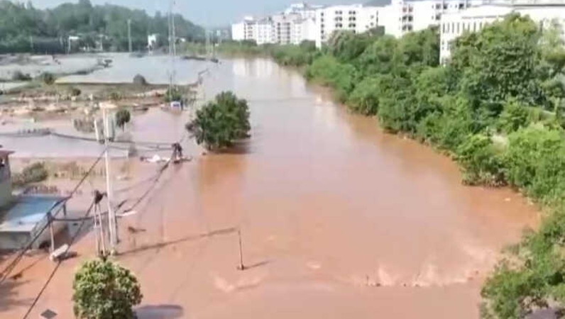央视新闻客户端看重庆｜多地积水严重、部分学校临时停课 重庆永川暴雨救援最新进展