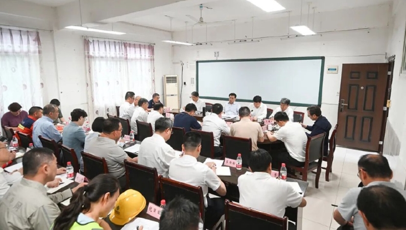 极端暴雨考验山城，众志成城守护民生