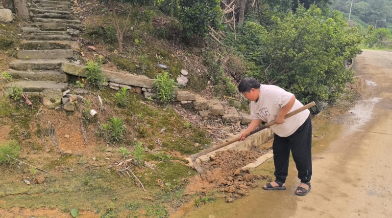 重庆长寿：暴雨中的红色守护