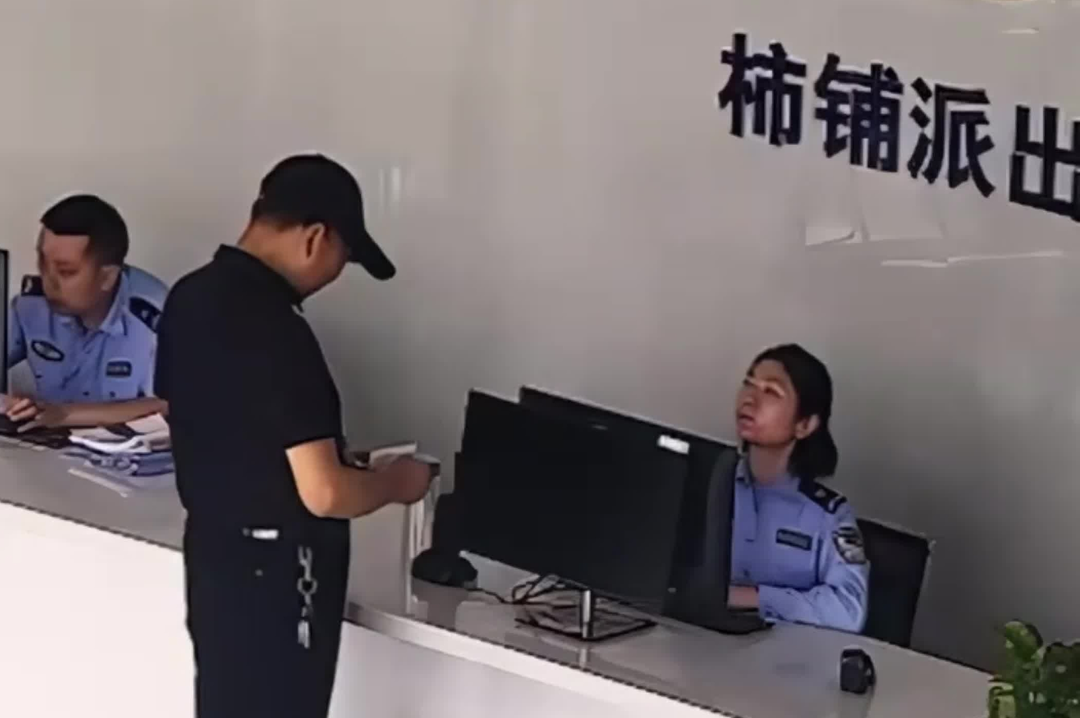 民警上门为瘫痪病人拍摄身份证照，网友：人民警察为人民 ！