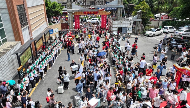 重庆沙坪坝：声声祝福送学子 暖心护航赴高考