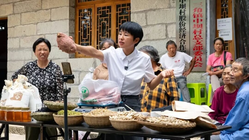 重庆綦江三角镇中坝村：“小直播”撬动大振兴