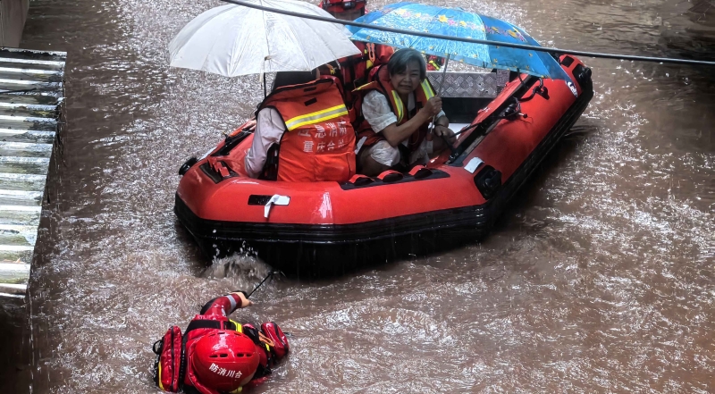 新华社看重庆｜暴雨致重庆两地多个镇街受灾 当地积极抢险处置