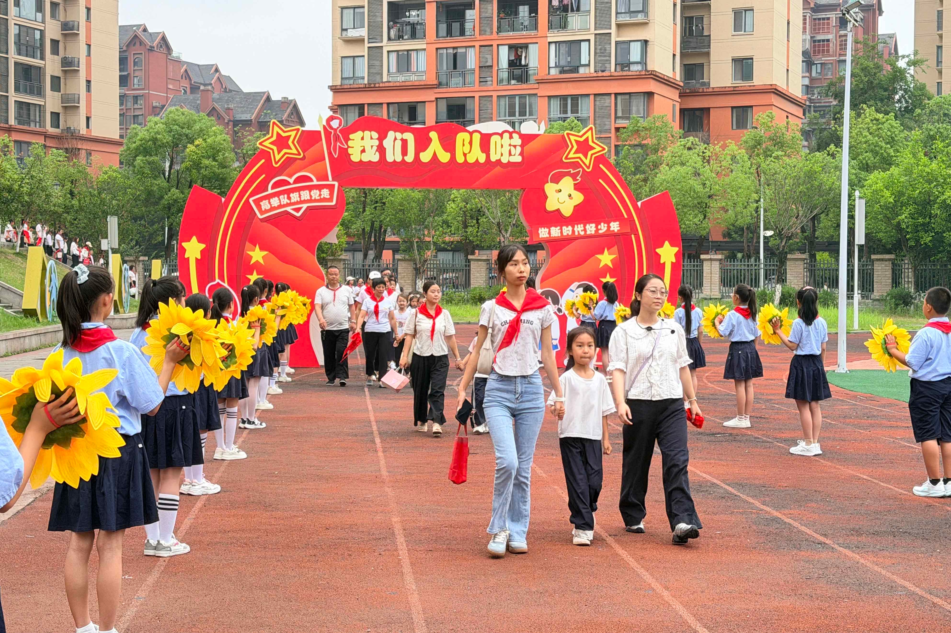 重庆开州文峰小学：高举队旗跟党走 做新时代好少年