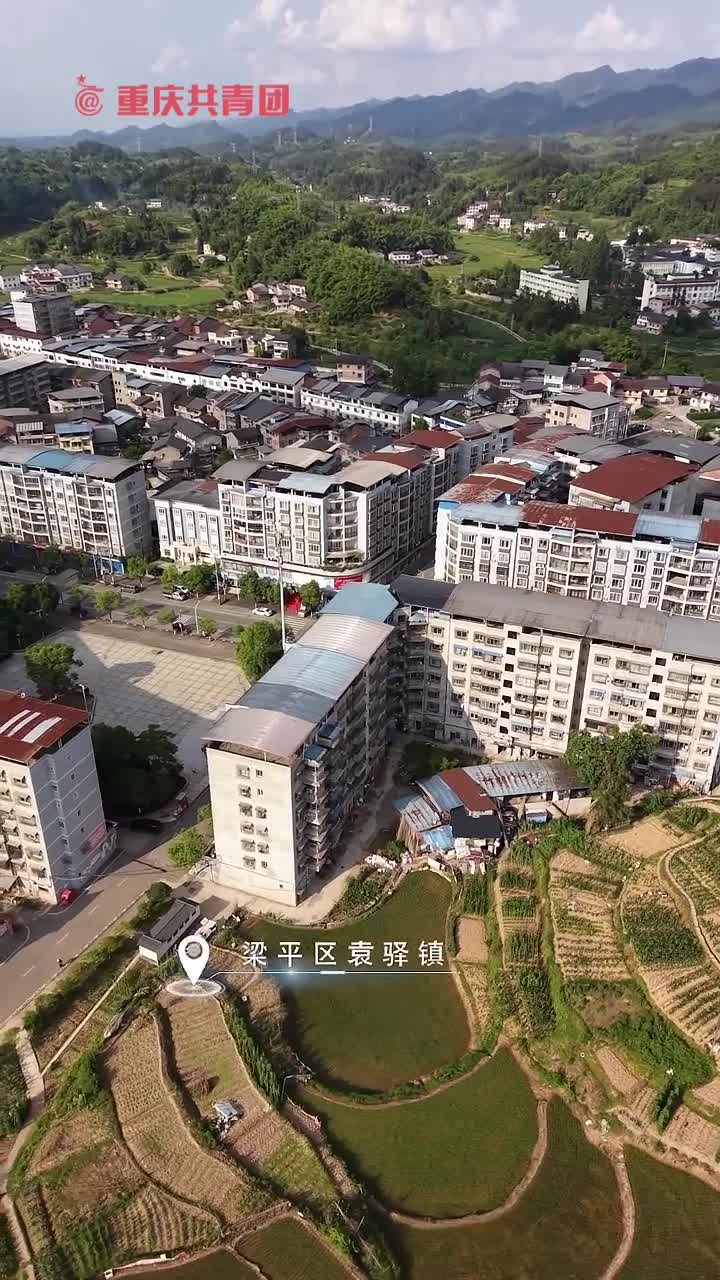 在重庆市梁平区，一场特殊的画展正在举行。作者不是专业画家，而是梁平区袁驿镇的一名消防员。他叫龙奔，退伍后拿起画笔，八年画出近两百幅作品，把即将消失的老街记忆一笔一笔留在画布上。从阳台到乡村展厅，他的画笔是另一种铠甲，守护着袁驿镇的温度与记忆。