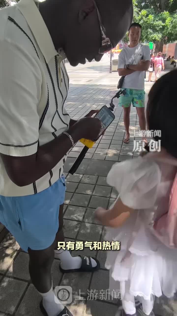 残疾父亲倾力托举，重庆7岁女孩对话世界，6个月与来自50多个国家的千余名外国游客交谈