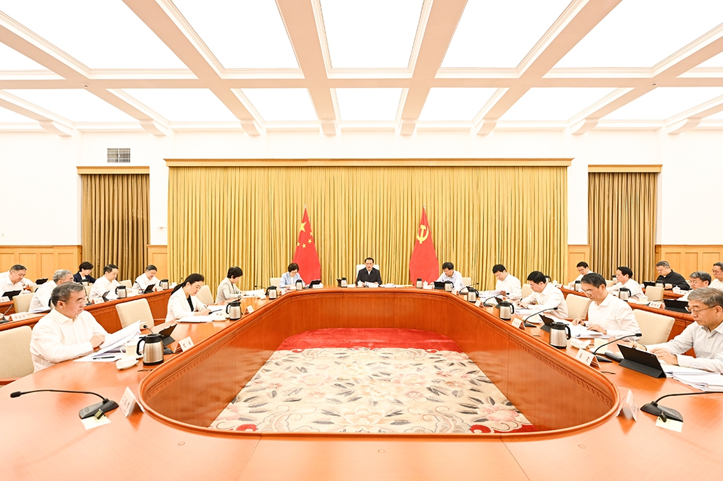 重庆市委常委会举行扩大会议 研究部署打造内陆开放综合枢纽等工作 市委书记袁家军主持并讲话