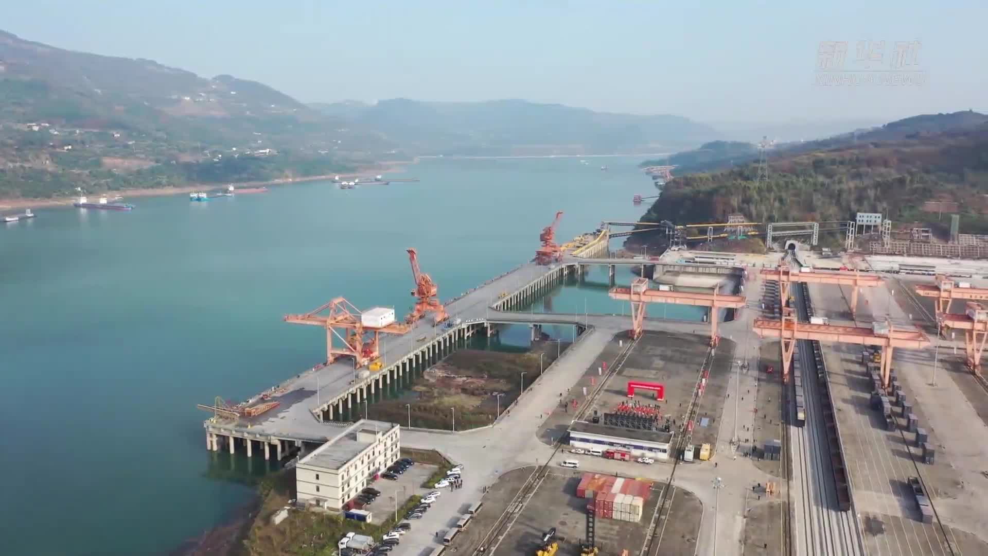 新华社看重庆｜万州新田港：三峡腹地的向东出海新通道