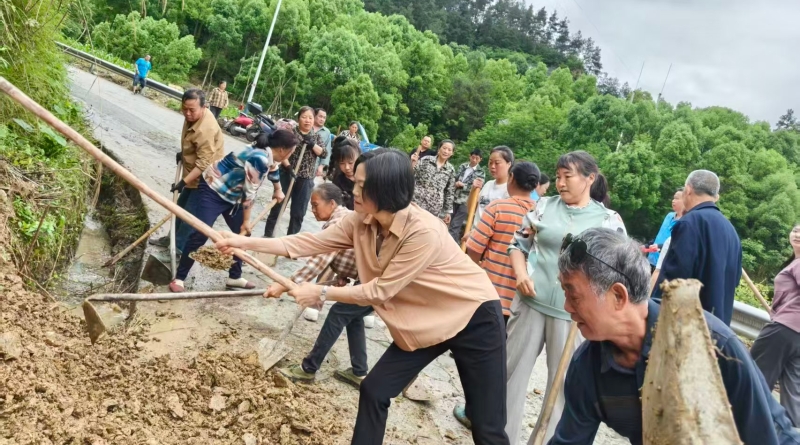 重庆黔江：3天时间，他们抢通8公里“民心路”