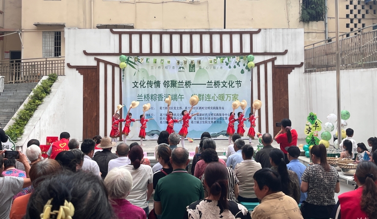重庆长寿葛兰镇：艾草香里话党情 五彩绳上系民心