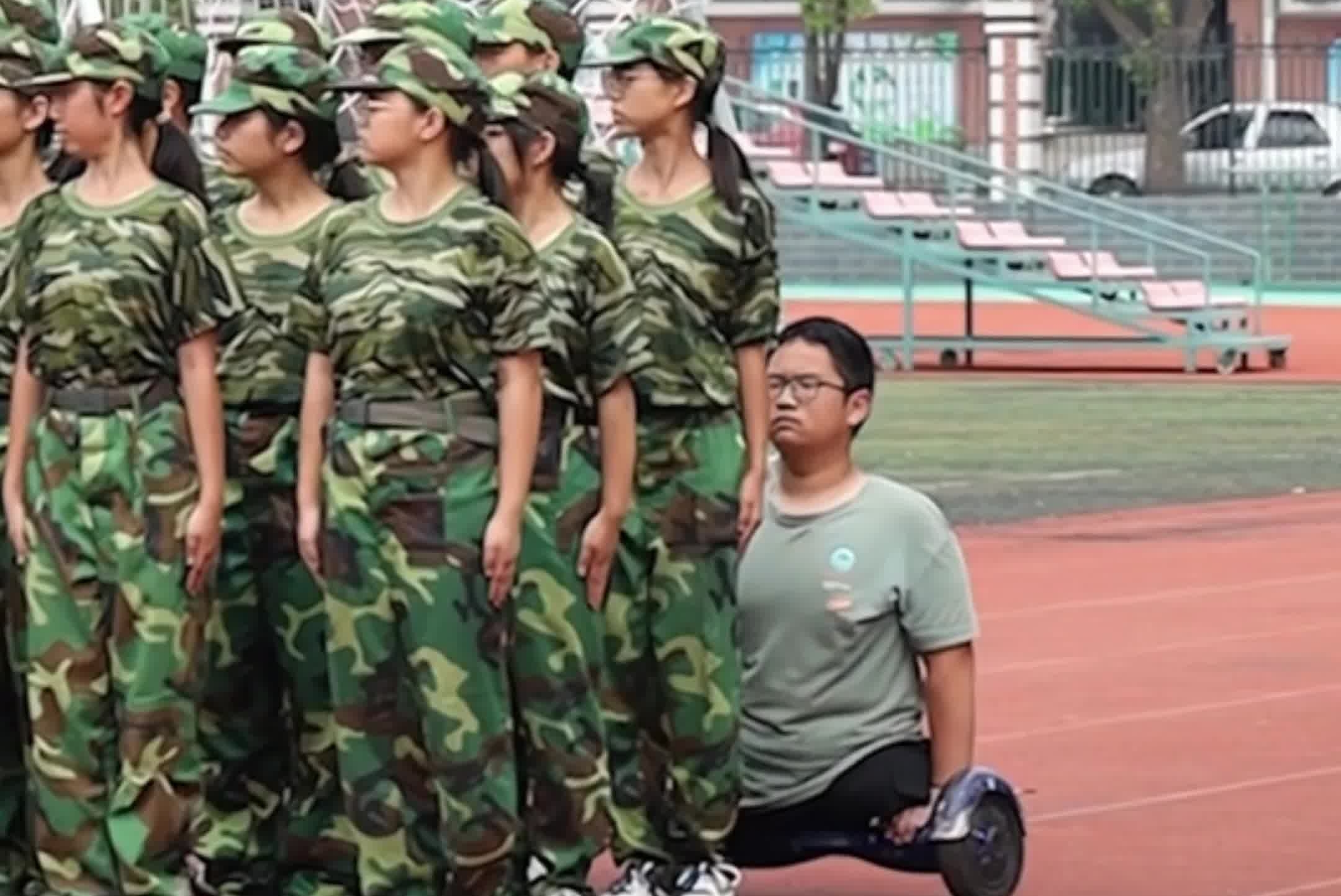 努力的人不会被辜负，三年前感动全网的“板凳男孩”方宇翔，高考586分，祝贺他！