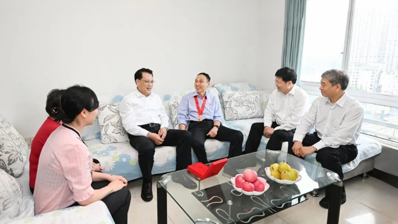 重庆市领导走访慰问党员代表 袁家军王炯程丽华等参加