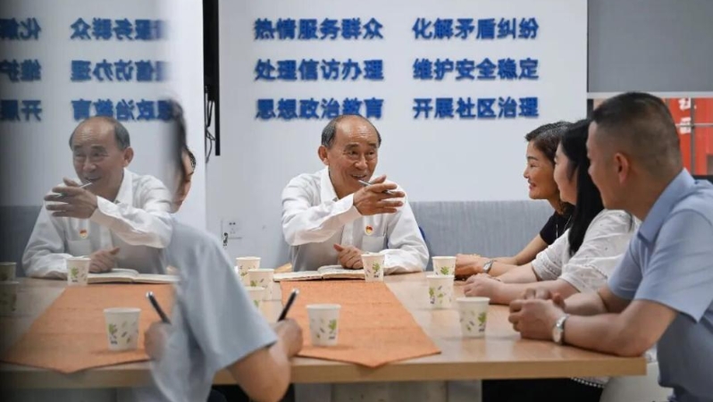 “第一次见你是在申论，再一次见到你是获得党内最高荣誉，真好！”
