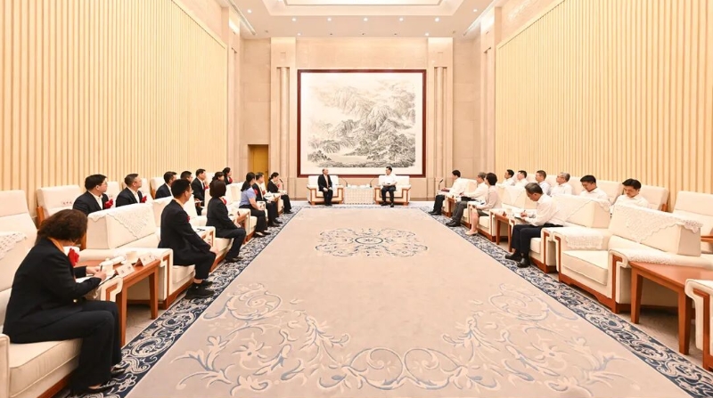 袁家军会见“七一勋章”获得者马善祥和重庆市全国“两优一先”表彰对象