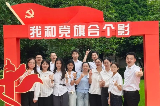 重庆铜梁：合影寄初心 笔墨颂党恩