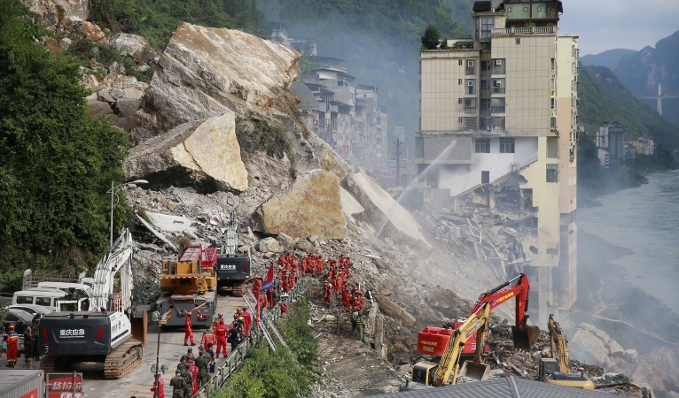 重庆市、县两级872人、1100余台套各型装备在现场作业