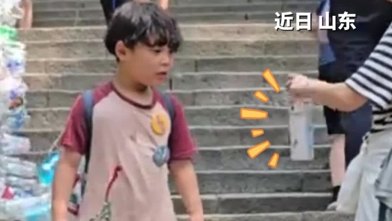 小男孩放暑假登山，下山时收集了“一整条”塑料瓶