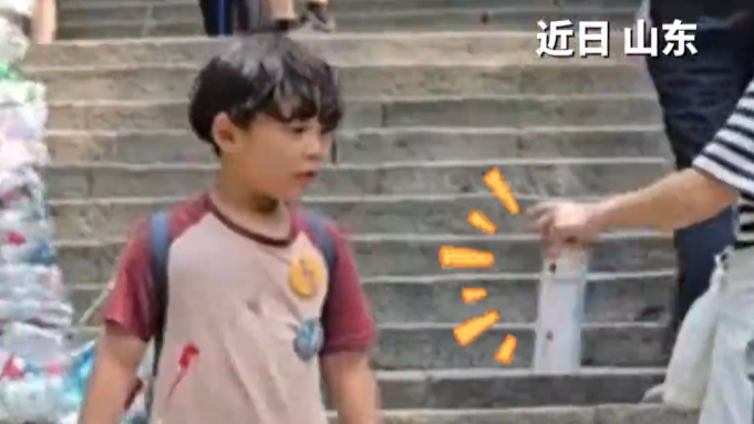 小男孩放暑假登山，下山时收集了“一整条”塑料瓶