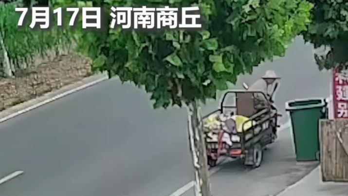 老人骑三轮车停路边捡瓶子，因草帽掉落下车去追，意外躲过一劫……