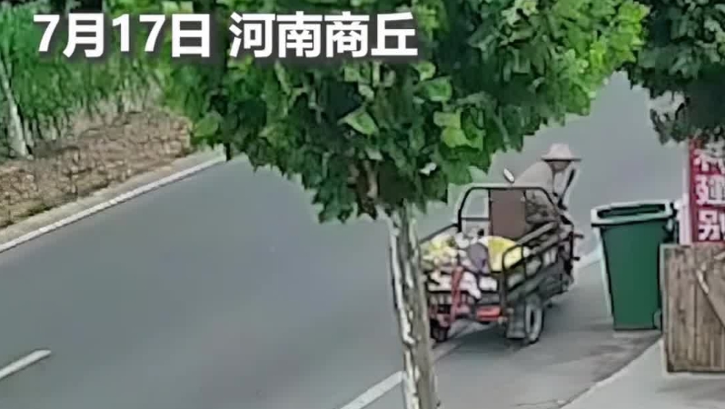 老人骑三轮车停路边捡瓶子，因草帽掉落下车去追，意外躲过一劫……