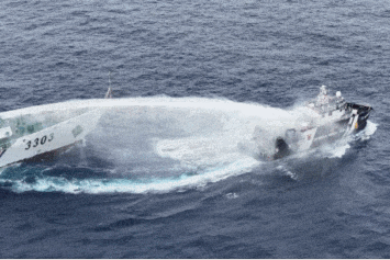 视频｜中国海警水炮喷射驱离菲侵权船只 现场画面公布