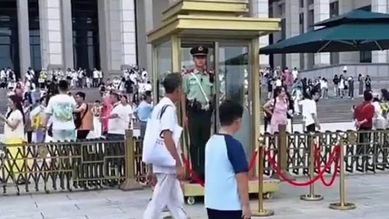 男孩去北京旅游，鼓起勇气向站岗哨兵敬礼，得到回礼后激动哭了