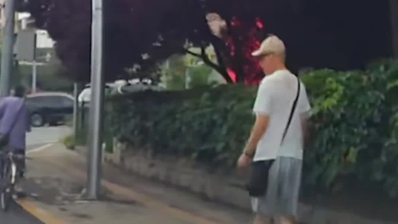 副驾乘客向车窗外扔空瓶子，大爷捡起后“物归原主”