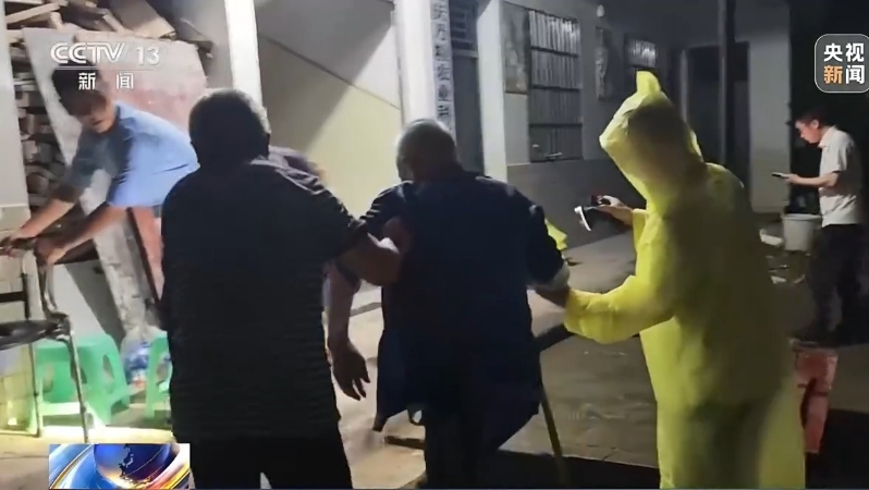 央视新闻看重庆｜手推、搀扶、合力抬送 党员干部暴雨中紧急转移安置11位老人