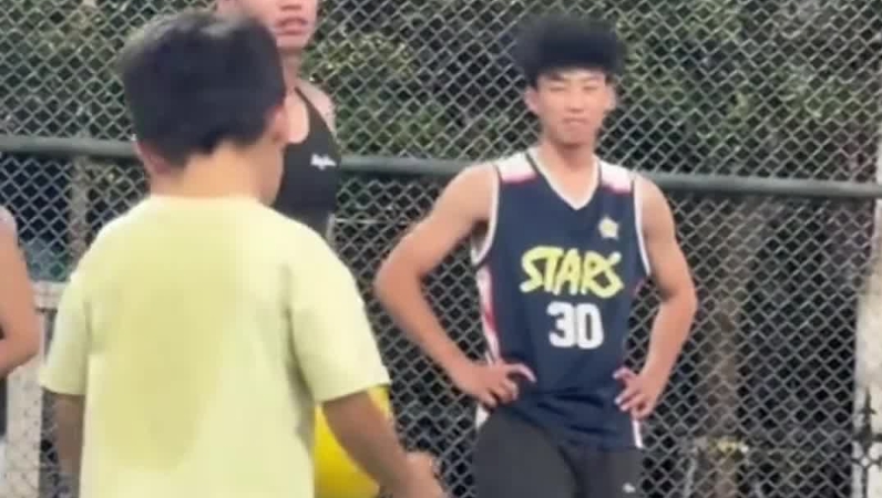 大哥哥与“小孩哥”投篮比拼 男孩一击命中 小孩哥：今天给你们上一课！