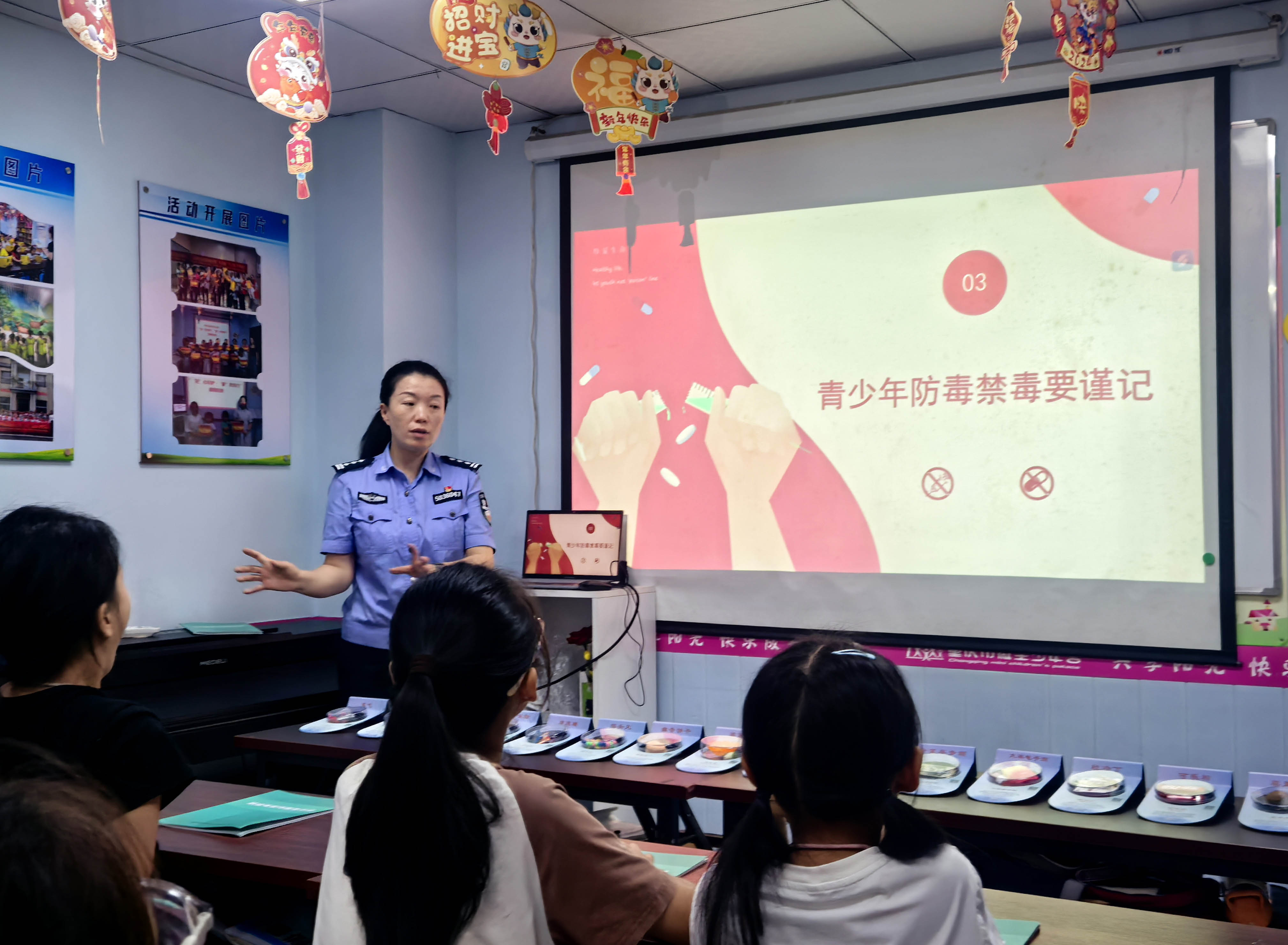 暑托班变身禁毒小课堂！南岸所驻站民警解锁“一课双训”新模式