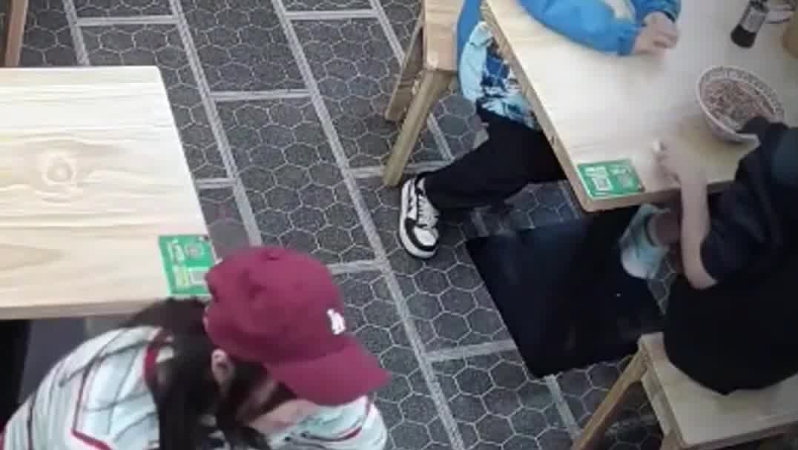 陪聊天、换勺子、调凳子……妈妈着急上厕所请民警看娃，民警暖心照顾